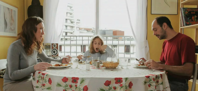 Une famille en plein de repas de… Mamie Une famille en plein de repas de… Mamie