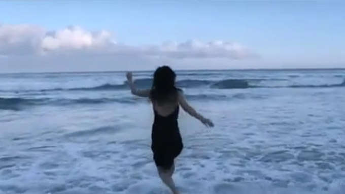 Elle coure dans la mer. Pourquoi pas..jpg Elle coure dans la mer. Pourquoi pas.
