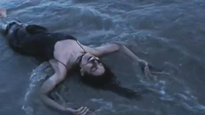 Et v'là qu'elle se roule dans la mer poour Acque Di Gioia maintenant !.jpg Et v'là qu'elle se roule dans la mer poour Acque Di Gioia maintenant !